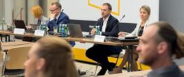 na zdjęciu kilka osób podczas konferencji