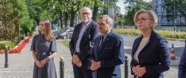 Na zdjęciu przewodnicząca Rady Dzieci i Młodzieży przy ministrze edukacji, kustosz mauzoleum Walki i Męczeństwa, wiceminister Maciej Kopeć, wiceminister Marzena Machałek i dyrektor Departamentu Informacji i Promocji MEN