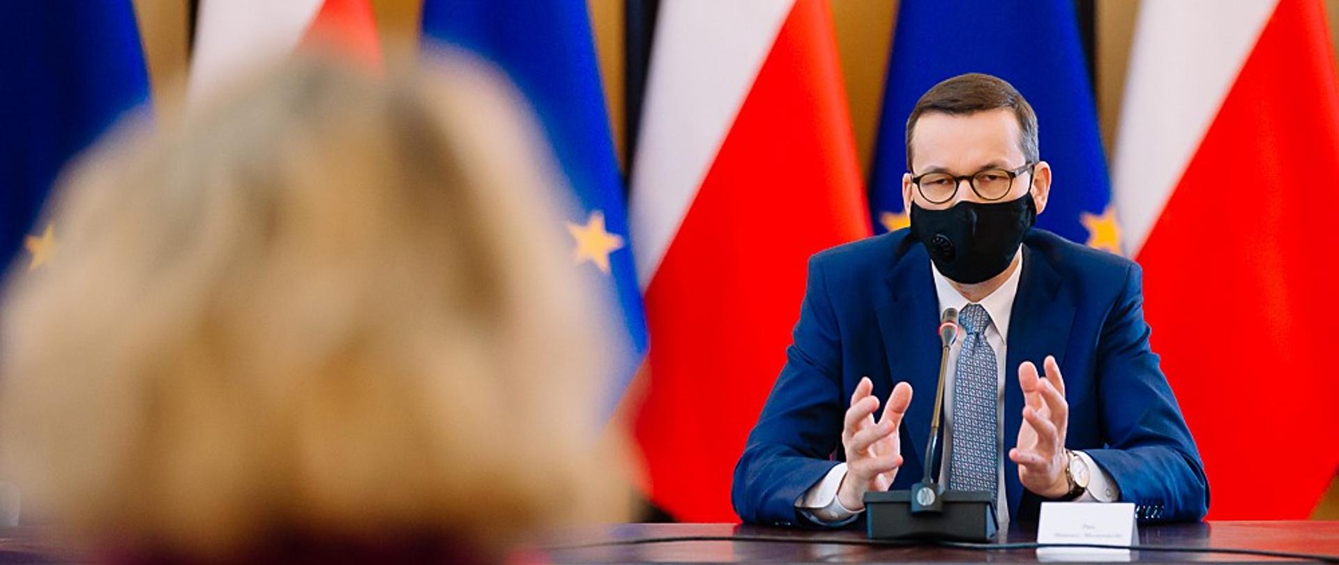 Widok zza pleców prezes firmy Pfizer na premiera.