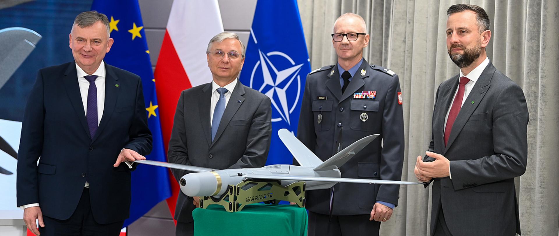 15 maja 2025 r. w Warszawie, w obecności Władysława Kosiniaka-Kamysza wicepremiera - ministra obrony narodowej, pomiędzy Agencją Uzbrojenia a WB Electronics S.A. została podpisana umowa ramowa na dostawę zestawów amunicji krążącej WARMATE. Fot. plut. Wojciech Król/MON