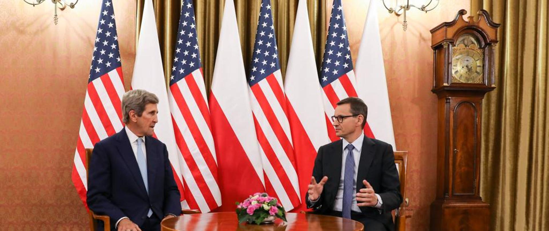 Premier Mateusz Morawiecki podczas spotkania ze specjalnym wysłannikiem Prezydenta USA ds. klimatu Johnem Kerrym