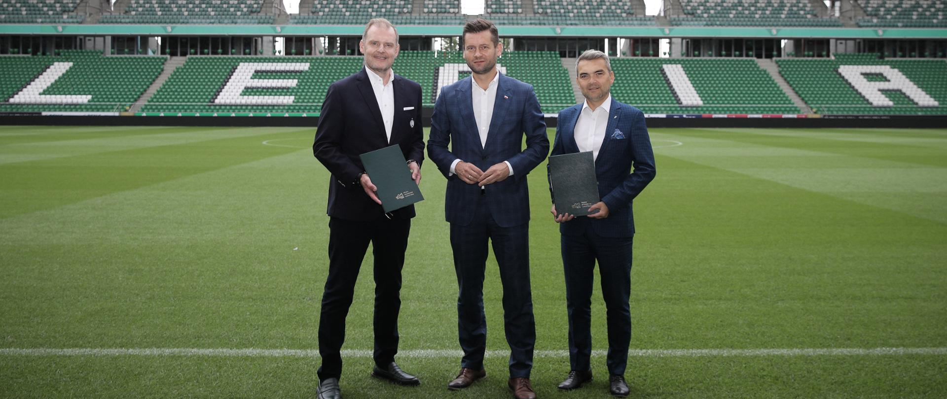 
minister Bortniczuk na murawie stadionu