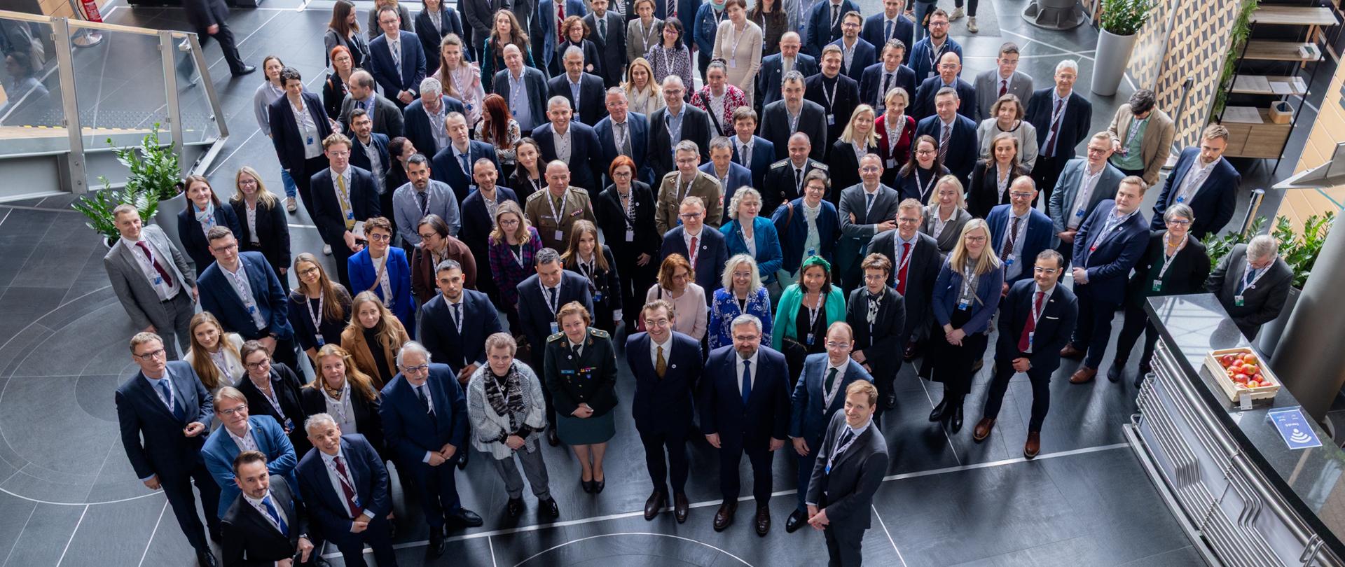 Grupa osób pozuje do zdjęcia