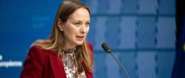 Minister funduszy i polityki regionalnej Katarzyna Pełczyńska-Nałęcz stoi przy mównicy i przemawia do mikrofonu 