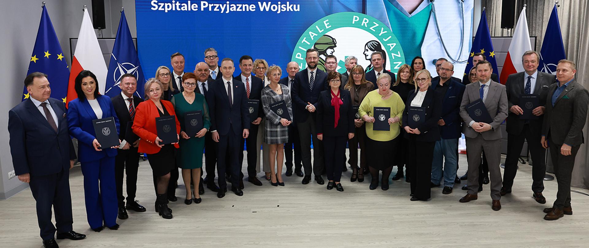 20 marca 2025 r. w Warszawie, wicepremier - minister obrony narodowej Władysław Kosiniak – Kamysz oraz sekretarz stanu MON Cezary Tomczyk, wzięli udział w podpisaniu porozumienia o współpracy w ramach programu pn. „Szpitale Przyjazne Wojsku”, którego zasadniczym celem jest wzmacnianie systemu bezpieczeństwa zdrowotnego Rzeczpospolitej Polskiej. Fot. Krzysztof Gumul/WCEO