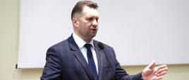 40. rocznica utworzenia Szkoły Głównej Służby Pożarniczej z udziałem ministra Przemysława Czarnka, minister Przemysław Czarnek stoi przy mównicy.