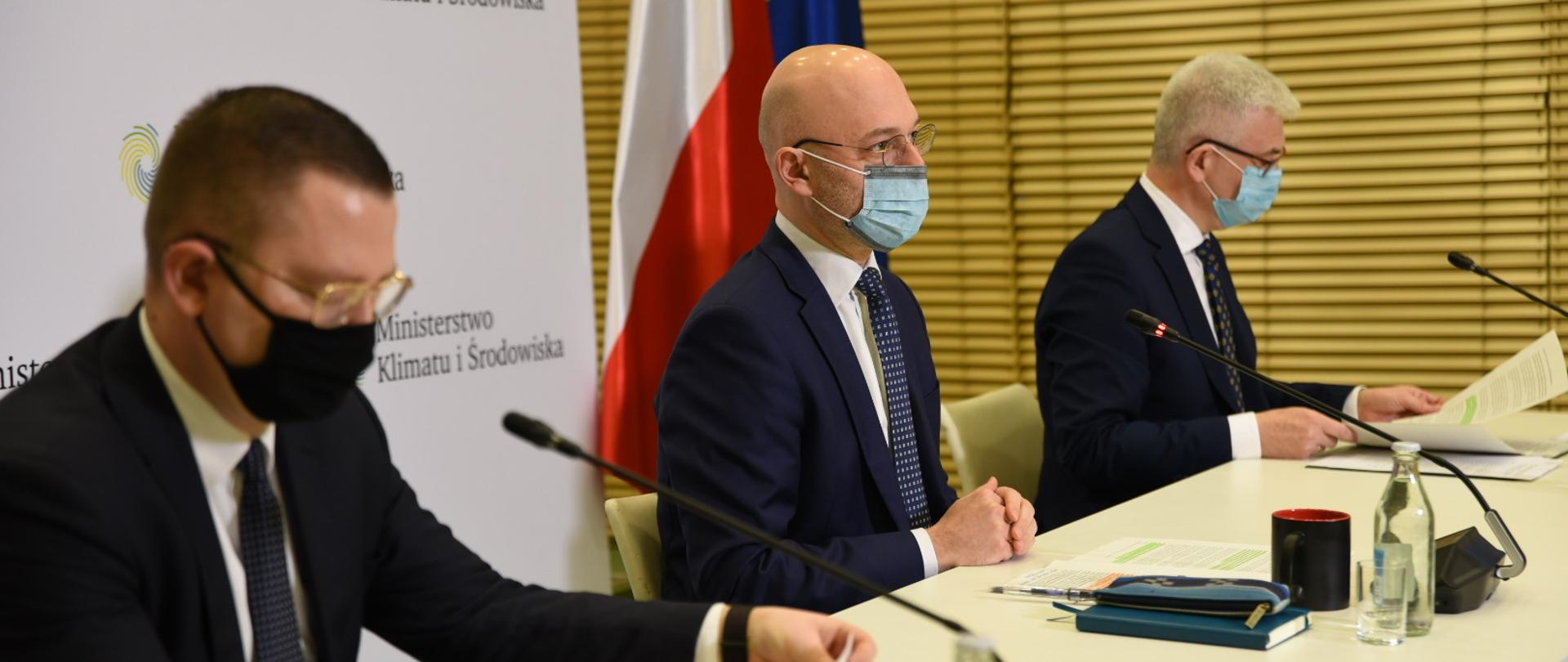minister klimatu i środowiska Michał Kurtyka, pełnomocnik rządu ds. odnawialnych źródeł energii, wiceminister Ireneusz Zyska oraz sekretarz stanu w Kancelarii Prezesa Rady Ministrów, pełnomocnik rządu ds. gospodarki wodorowej Krzysztof Kubów