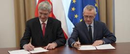 Moment podpisania porozumienia. Przy stole siedzą - po lewej - Herve Multon – wiceprezes wykonawczy Thales dla Europy i Organizacji Międzynarodowych, po prawej - Marek Zagórski - minister cyfryzacji