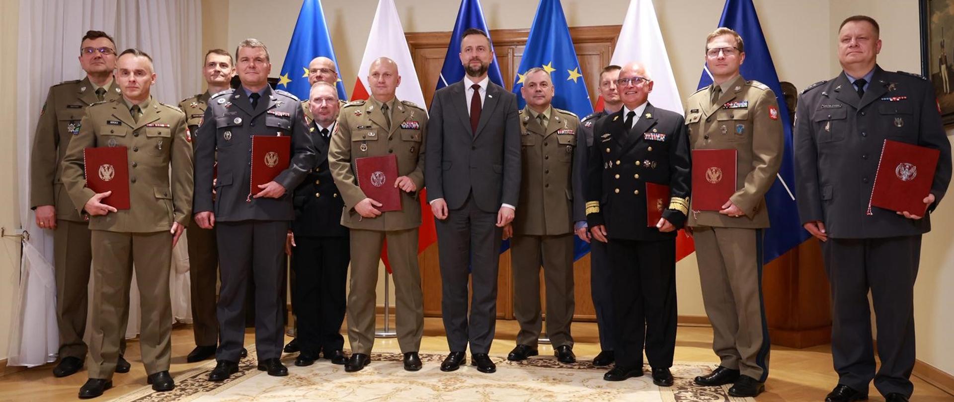 W środę, 3 czerwca br. w Warszawie w siedzibie Ministerstwa Obrony Narodowej szef MON wręczył oficerom Wojska Polskiego akty mianowań na nowe stanowiska służbowe.