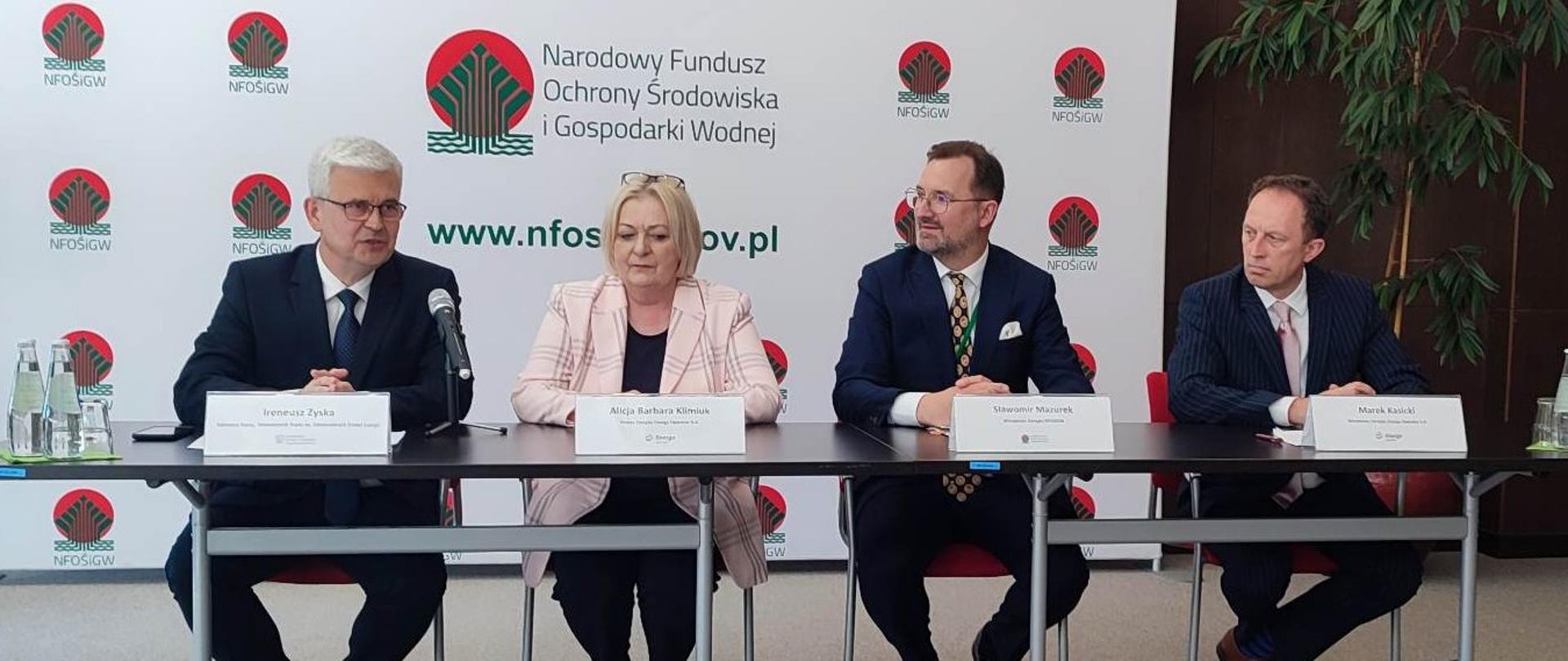 Wiceminister Ireneusz Zyska podczas podpisania umowy w Narodowym Funduszu Ochrony Środowiska i Gospodarki Wodnej. 