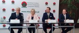 Wiceminister Ireneusz Zyska podczas podpisania umowy w Narodowym Funduszu Ochrony Środowiska i Gospodarki Wodnej. 