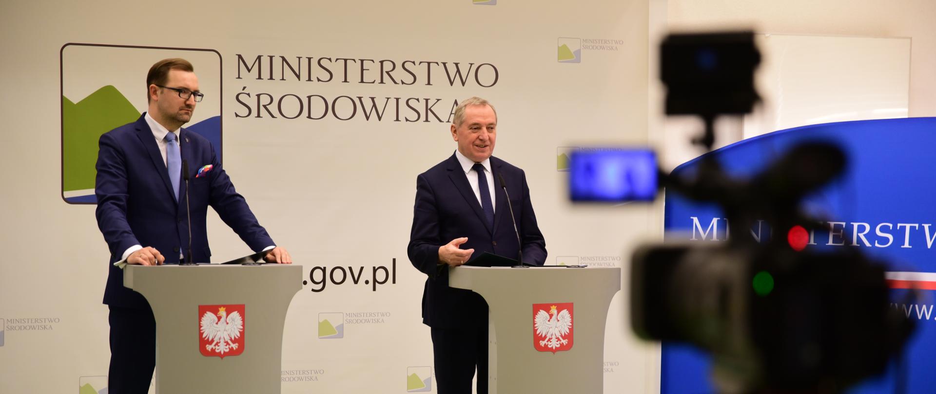Wiceminister środowiska Sławomir Mazurek i minister środowiska Henryk Kowalczyk