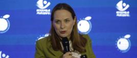 Na zdjęciu minister Katarzyna Pełczyńska-Nałęcz odpowiada na puyania dziennikarzy