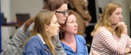 
Minister funduszy i polityki regionalnej Katarzyna Pełczyńska-Nałęcz siedzi przy stole z mikrofonem, obok niej po prawej siedzi Dyrektor Departamentu Koordynacji Krajowego Planu Odbudowy Monika Dołowiec