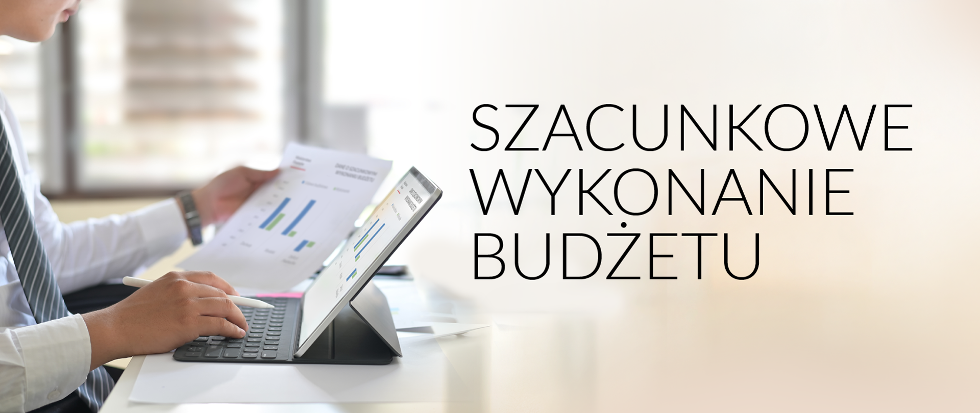 Mężczyzna pracujący na laptopie i napis "szacunkowe wykonanie budżetu"