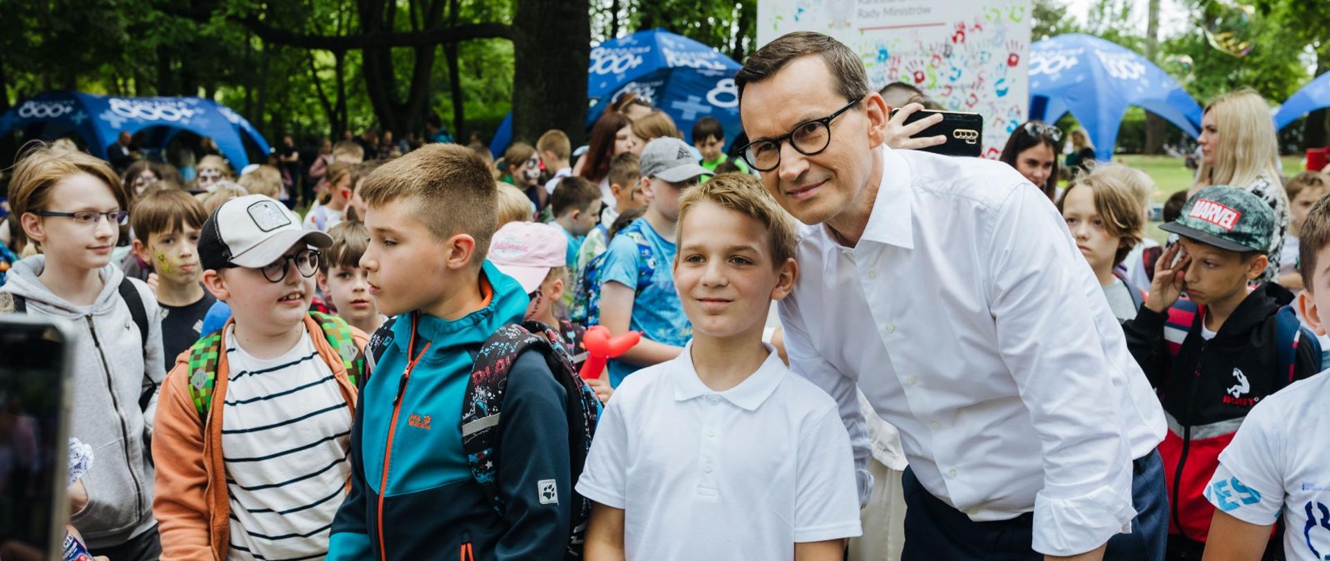 Wspólne zdjęcie premiera z chłopcem.