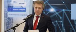 Na zdjęciu wiceminister Jacek Karnowski Jacek Karnowski stoi przed mikrofonem