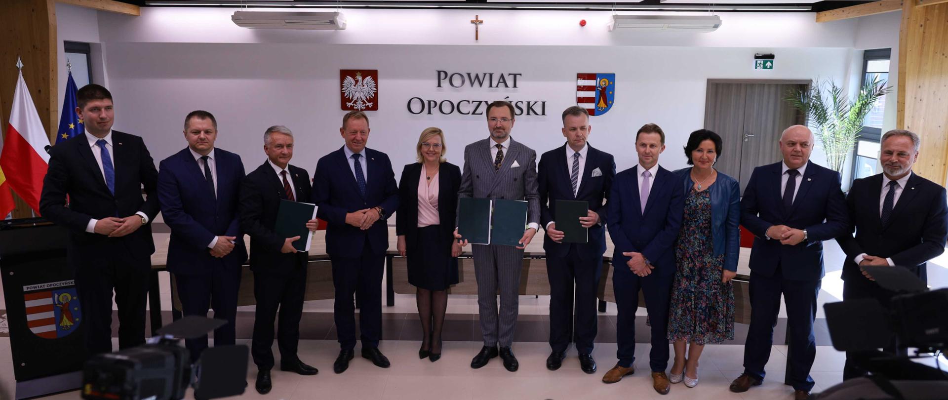 Minister Anna Moskwa uczestniczyła w podpisaniu umów w ramach programu „Zielony Transport Publiczny”NFOŚiGW na zakup 17 autobusów elektrycznych dla gminy Opoczno i miasta Piotrków Trybunalski.