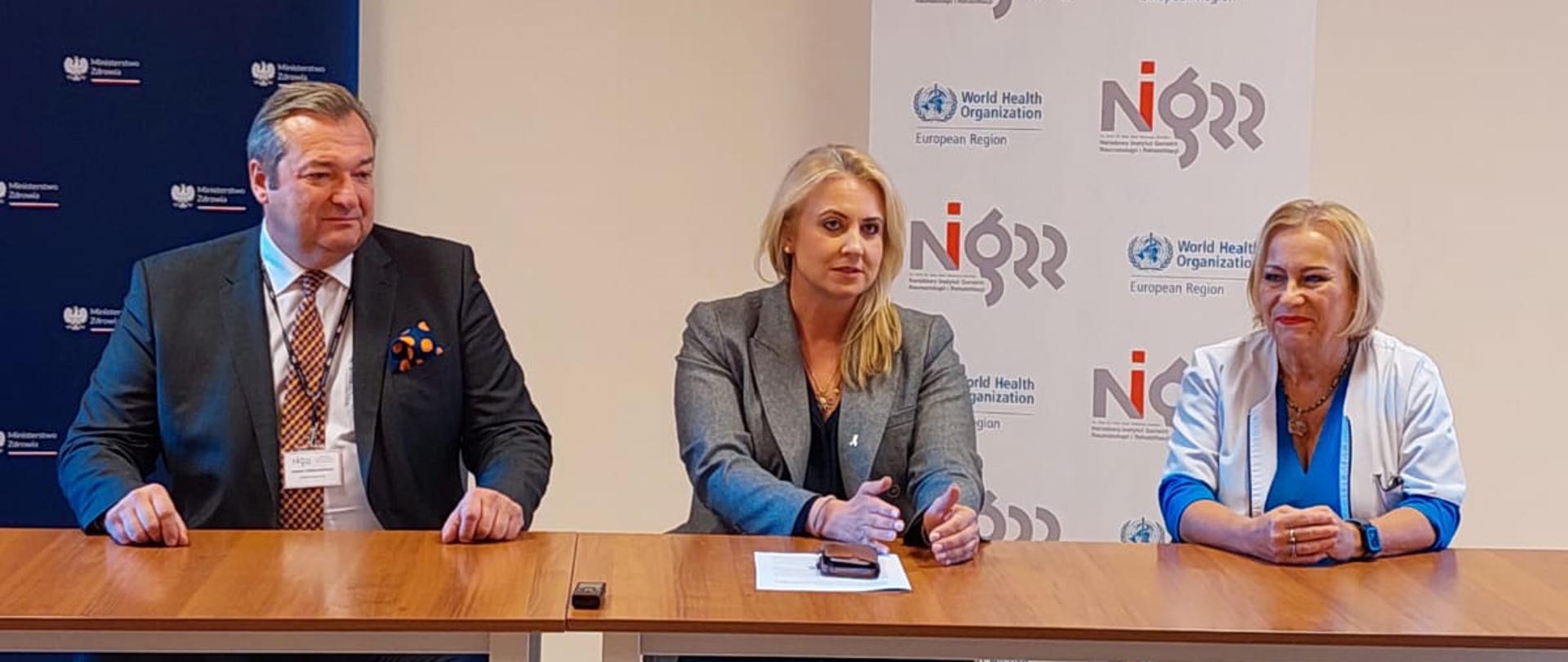 na zdjęciu: minister zdrowia Katarzyna Sójka, dr n. med. Marek Tombarkiewicz, dyrektor Narodowego Instytutu Geriatrii, Reumatologii i Rehabilitacji w Warszawie i prof. Brygida Kwiatkowska, krajowy konsultant w dziedzinie reumatologii oraz kierownik Kliniki Wczesnego Zapalenia Stawów i zastępca dyrektora ds. klinicznych Narodowego Instytutu Geriatrii, Reumatologii i Rehabilitacji w Warszawie