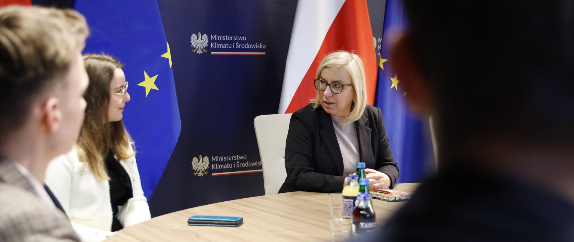 Spotkanie minister klimatu i środowiska Pauliny Hennig-Kloski z prezydium Młodzieżowej Rady Klimatycznej. 