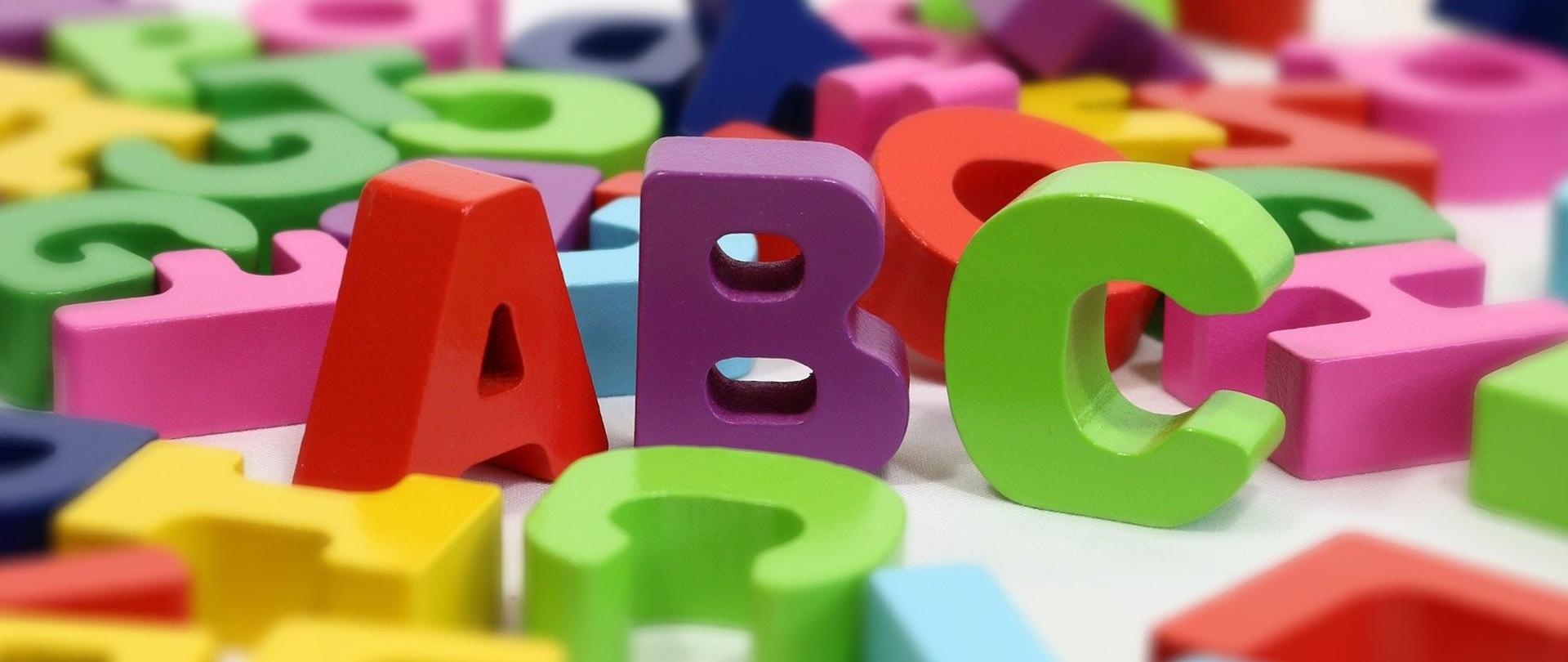 Literki, na głównym planie A,B i C