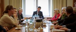 Spotkanie kierownictwa MEN z członkami Zespołu do spraw modelu kształcenia uczniów ze specjalnymi potrzebami edukacyjnymi. Uczestnicy siedzą przy stole, w tle rozświetlone okno.