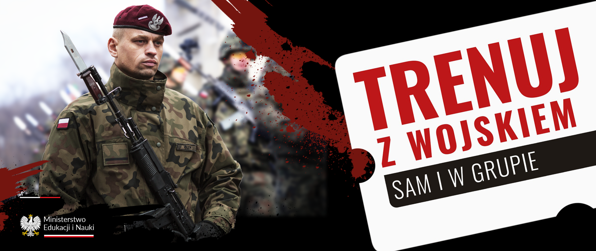 Po prawej stronie żołnierz z długą bronią zakończoną ostrzem. Po lewej stronie napis na białym tle Trenuj z wojskiem sam i w grupie 