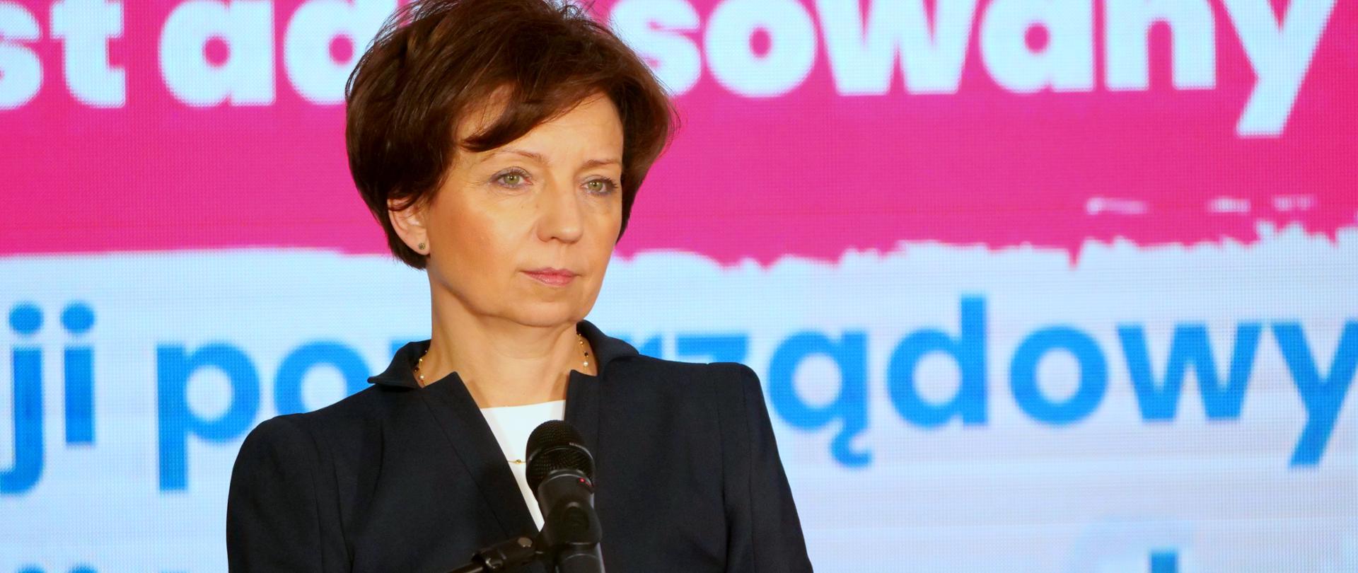 Minister marlena Maląg podczas briefingu