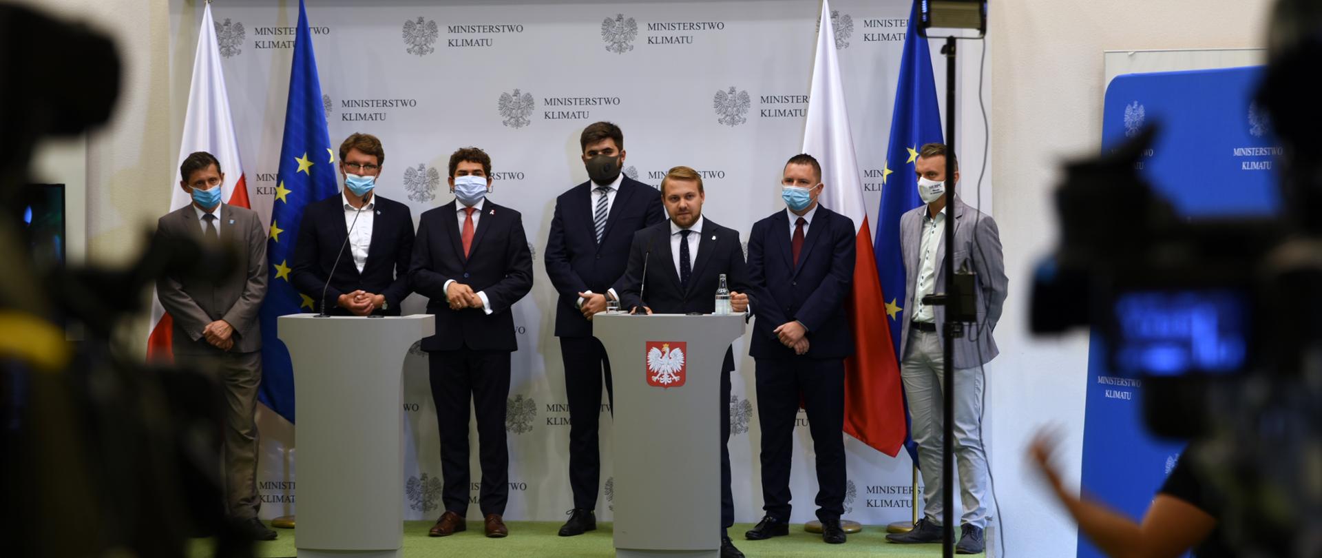 Wiceminister Jacek Ozdoba podczas konferencji prasowej