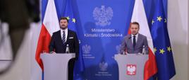 Filip Piotrowski z Zero Waste i wiceminister Jacek Ozdoba podczas konferencji prasowej.