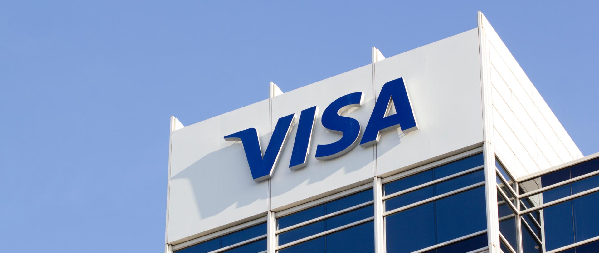 Budynek na tle nieba z napisem Visa