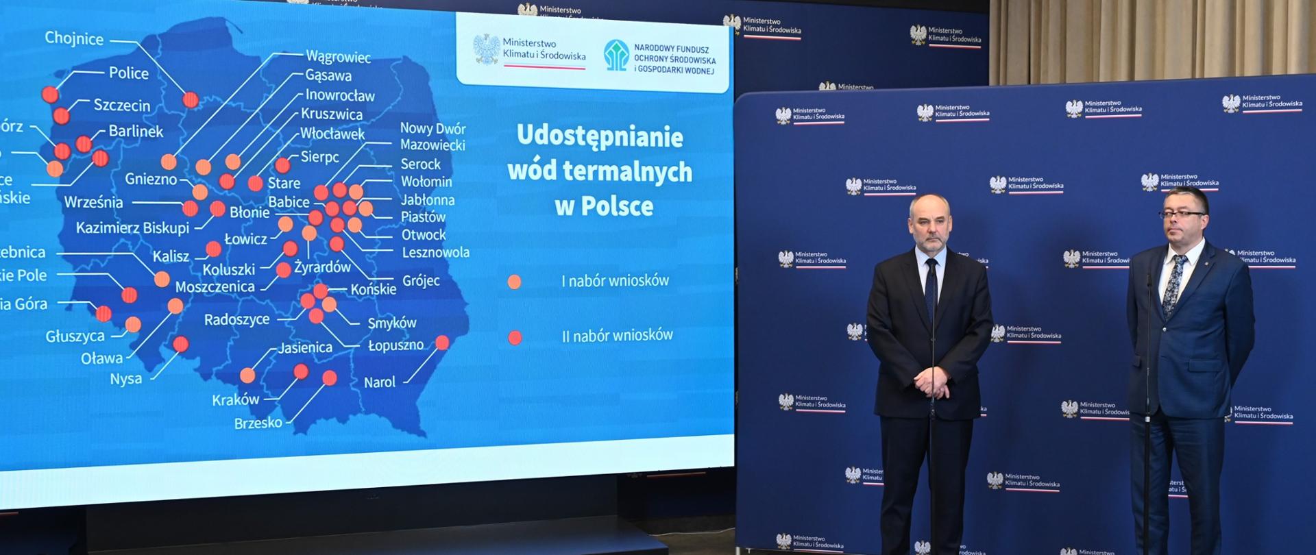 Wiceminister klimatu i środowiska Piotr Dziadzio oraz wiceprezes zarządu NFOŚiGW Artur Michalski w trakcie konferencji pt. „Wody termalne dla samorządów - gminy otrzymają dofinansowanie NFOŚiGW"