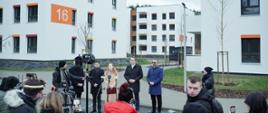 Na zdjęciu minister Katarzyna Pełczyńska-Nałęcz stoi przed mikrofonami i odpowiada na pytania dziennikarzy