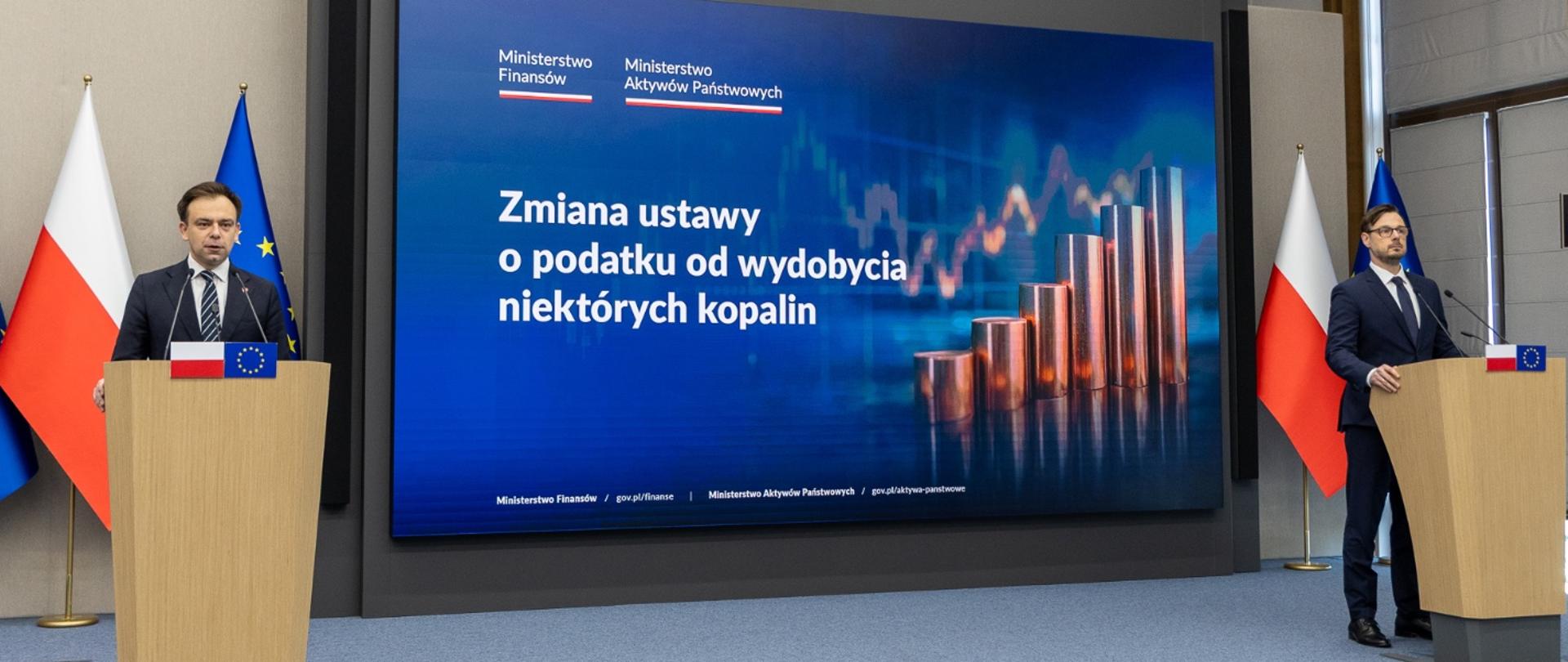 Minister finansów Andrzej Domański oraz minister aktywów państwowych Jakub Jaworowski podczas konferencji