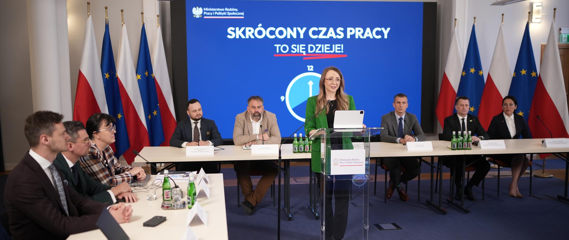 Ministra Agnieszka Dziemianowicz-Bąk podczas spotkania w Ministerstwie Rodziny, Pracy i Polityki Społecznej, które dotyczyło skróconego czasu pracy. 