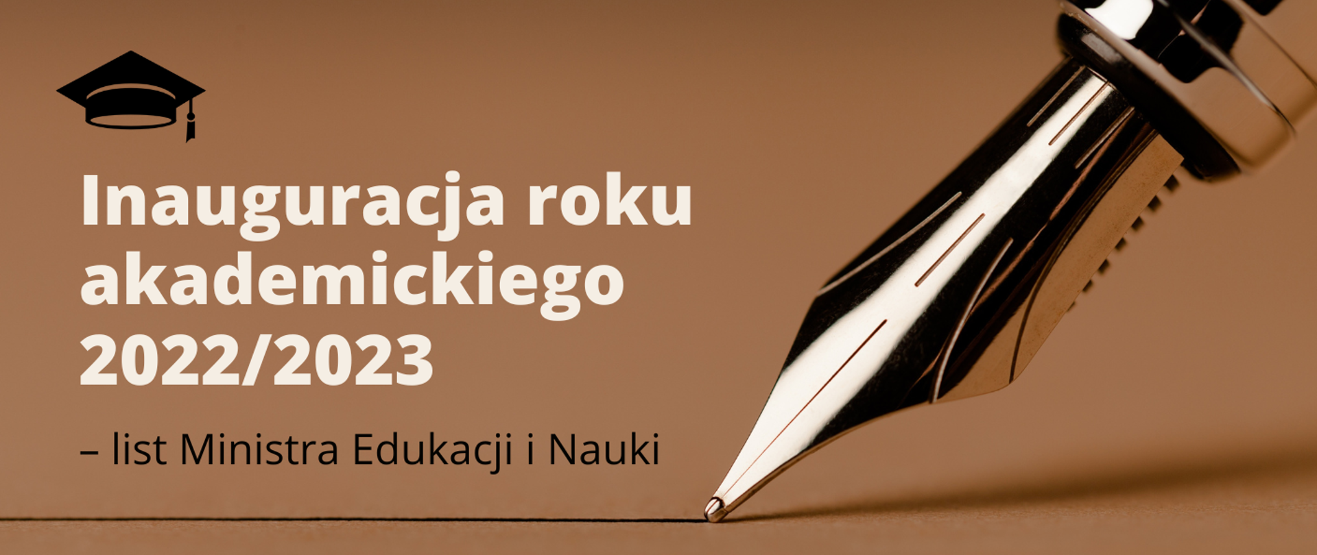 Brązowe tło, na górze po lewej stronie ikonka biretu, poniżej napis Inauguracja roku akademickiego 2022/2023 – list Ministra Edukacji i Nauki. Obok duże pióro. 