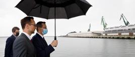 Premier i minister Buda pod parasolem.
