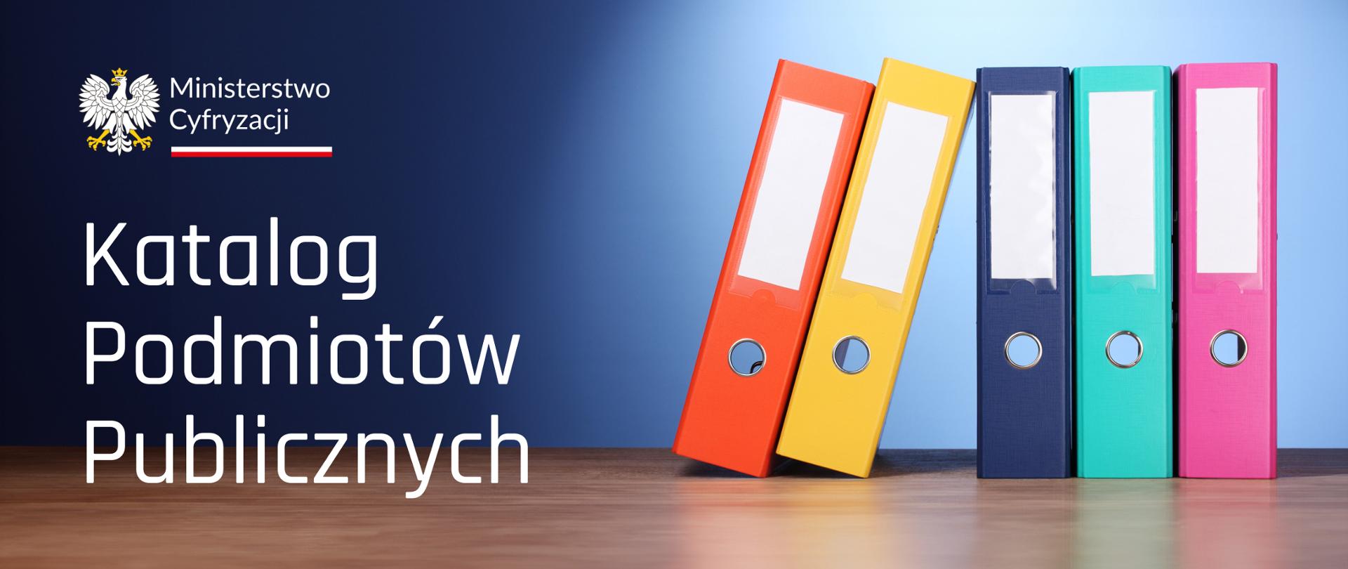 Na zdjęciu widzimy ustawione w rzędzie segregatory oraz napis Katalog Podmiotów Publicznych
