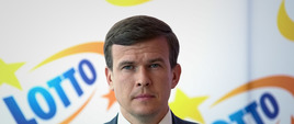 Minister patrzy w stronę kamery