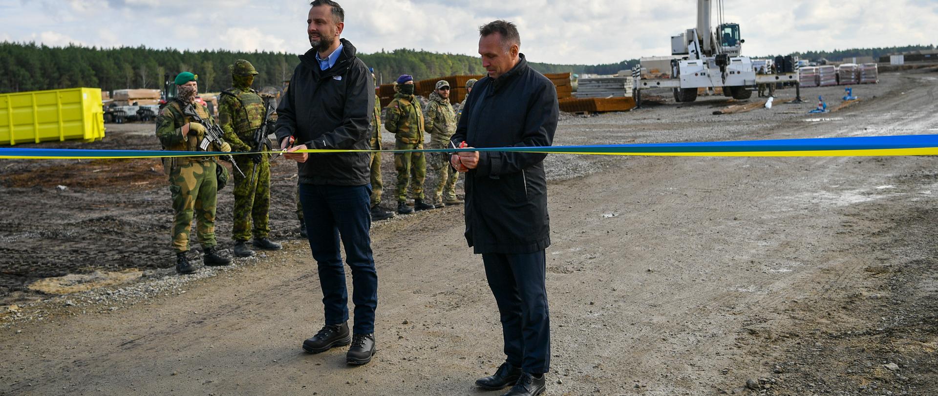 1 października 2025 r. Władysław Kosiniak-Kamysz wicepremier-minister obrony narodowej wziął udział w uroczystości otwarcia ośrodka szkoleniowego na potrzeby Sił Zbrojnych Ukrainy (Camp Jomsborg). Centrum szkoleniowe, zlokalizowane na terenie Ośrodka Szkolenia Poligonowego Wojsk Lądowych Dęba - Lipa, realizowane w ramach międzynarodowej inicjatywy przez Siły Zbrojne Norwegii na terenie Polski jako „państwa - gospodarza” - stanowi kolejny element wsparcia sojuszniczego na rzecz Ukrainy oraz możliwość dalszej współpracy w budowaniu potencjału militarnego. Fot. plut. Wojciech Król/MON