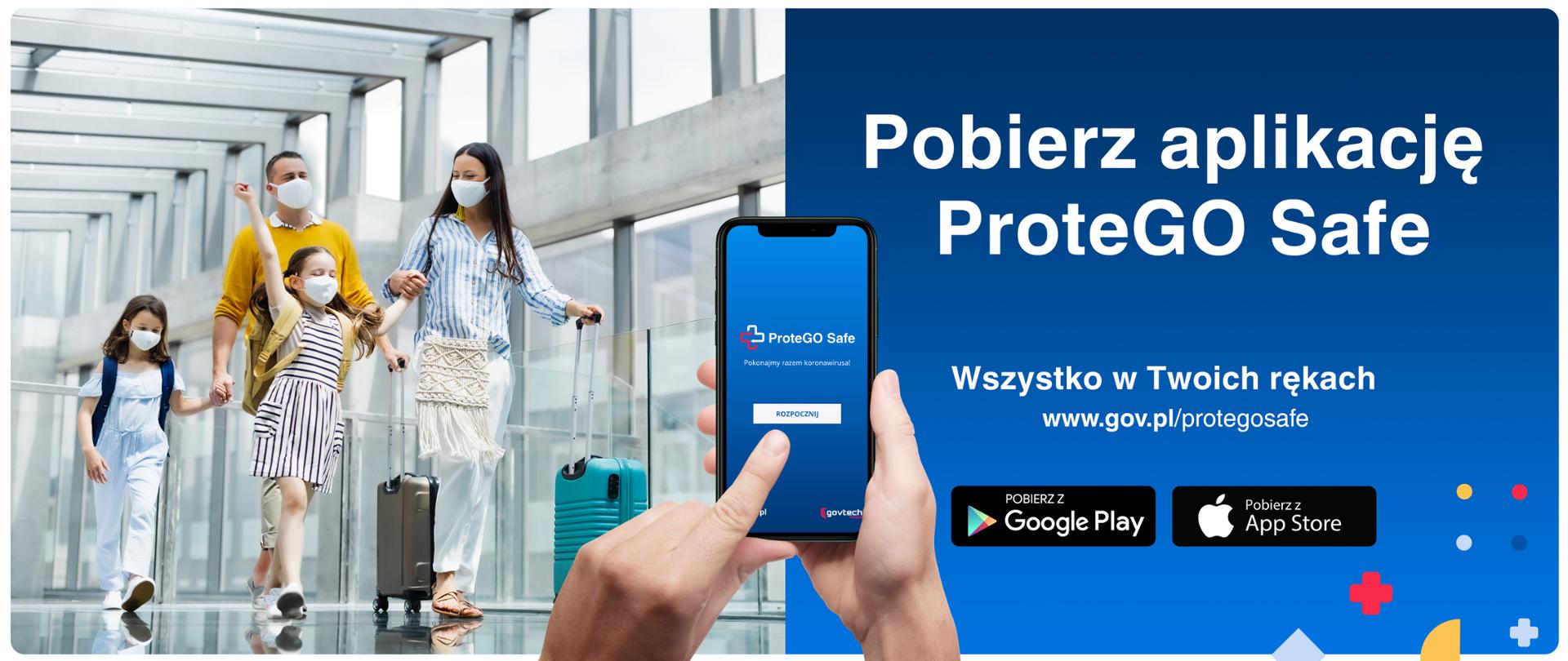 Po lewej stronie zdjęcie uśmiechniętej rodziny (rodzice i dwie córki) idącej z walizkami po korytarzu na lotnisku. Po prawej na niebieskim tle napis: pobierz aplikację ProteGO Safe. Wszystko w Twoich rękach, www.gov.pl/protegosafe. Poniżej logotypy sklepów Google Play i App Store. Na środku na obie części obrazka nałożone są dłonie trzymające smartfon z aplikacją Protego