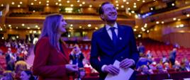 Wiceminister funduszy i polityki regionalnej Jan Szyszko i podsekretarz stanu ds. europejskich w Kancelarii Prezesa Rady Ministrów Magdalena Sobkowiak-Czarnecka stoją, za ich plecami fotele na których siedzą uczestnicy konferencji "Rozwój po europejsku" w Krakowie
