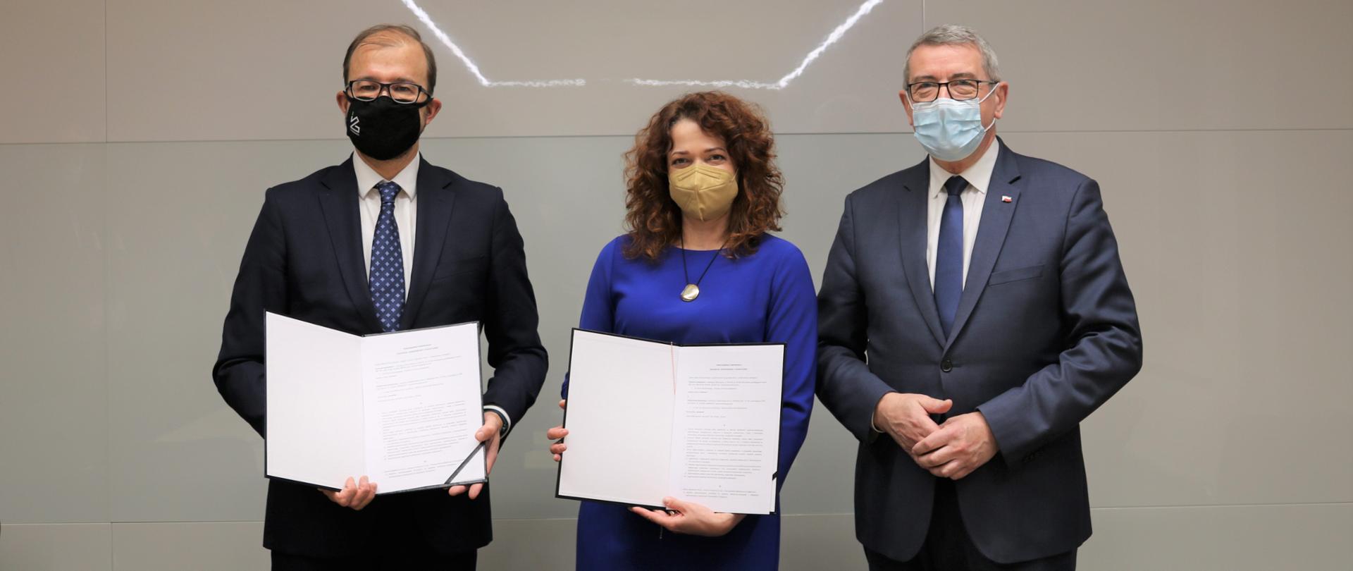 Porozumienie o współpracy między Politechniką Białostocką a Siecią Badawczą Łukasiewicz – wydarzenie z udziałem wiceministra Wojciecha Murdzka, wiceminister Wojciech Murdzek oraz przedstawiciele Sieci Badawczej Łukasiewicz i Politechniki Białostockiej prezentują podpisane porozumienie.