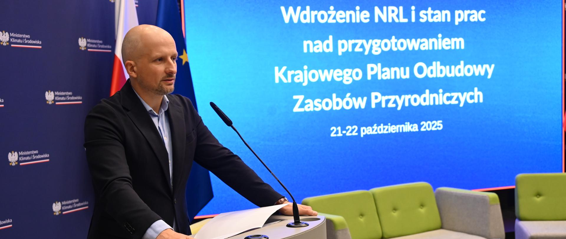 Minister Mikołaj Dorożała, podsekretarz stanu i Główny Konserwator Przyrody w MKiŚ, otworzył konferencję poświęconą wdrażaniu NRL i stanowi prac nad przygotowaniem Krajowego Planu Odbudowy Zasobów Przyrodniczych