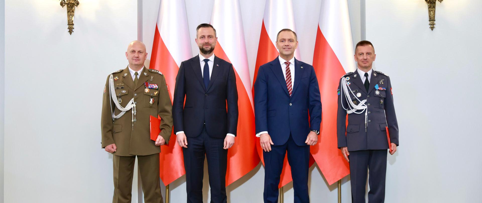 We wtorek, 2 czerwca 2026 roku, w Pałacu Prezydenckim w Warszawie, wicepremier-minister obrony narodowej Władysław Kosiniak-Kamysz wziął udział w uroczystości wręczenia aktu mianowania na stanowisko Dowódcy Operacyjnego Rodzajów Sił Zbrojnych przez Prezydenta RP i Zwierzchnika Sił Zbrojnych Karola Nawrockiego.