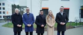 Na zdjęciu minister Katarzyna Pełczyńska-Nałęcz w towarzystwie innych uczestników spotkania stoi przed mikrofonami i odpowiada na pytania dziennikarzy
