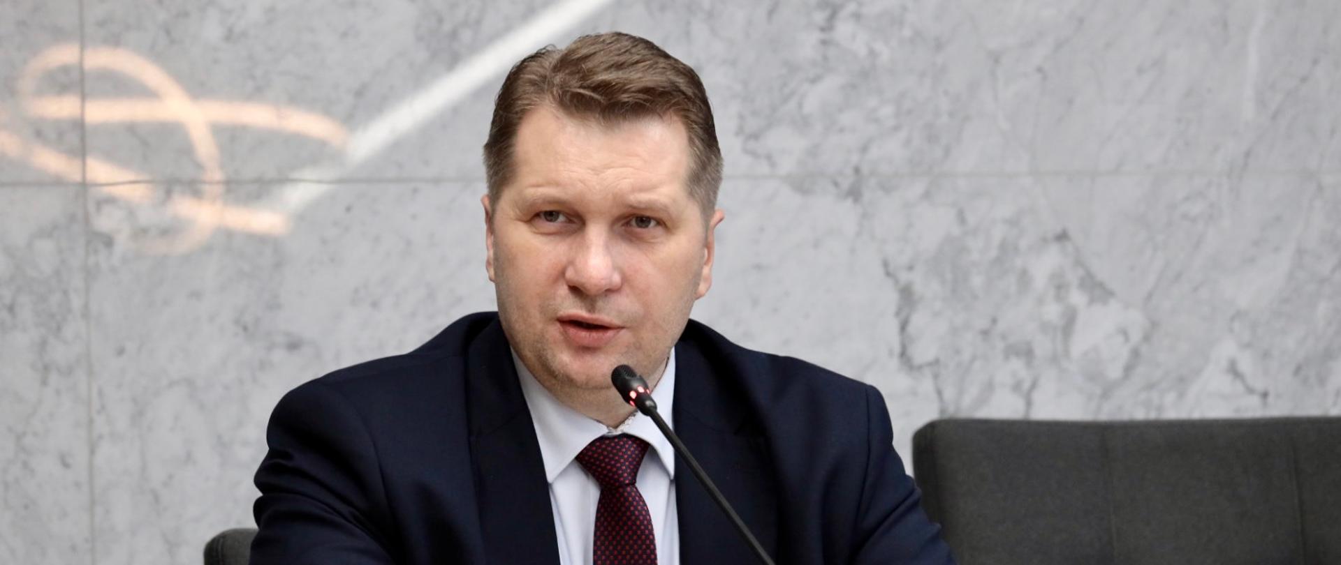 minister Przemysław Czarnek przemawia do mikrofonu podczas spotkania roboczego na uczelniach lubelskich