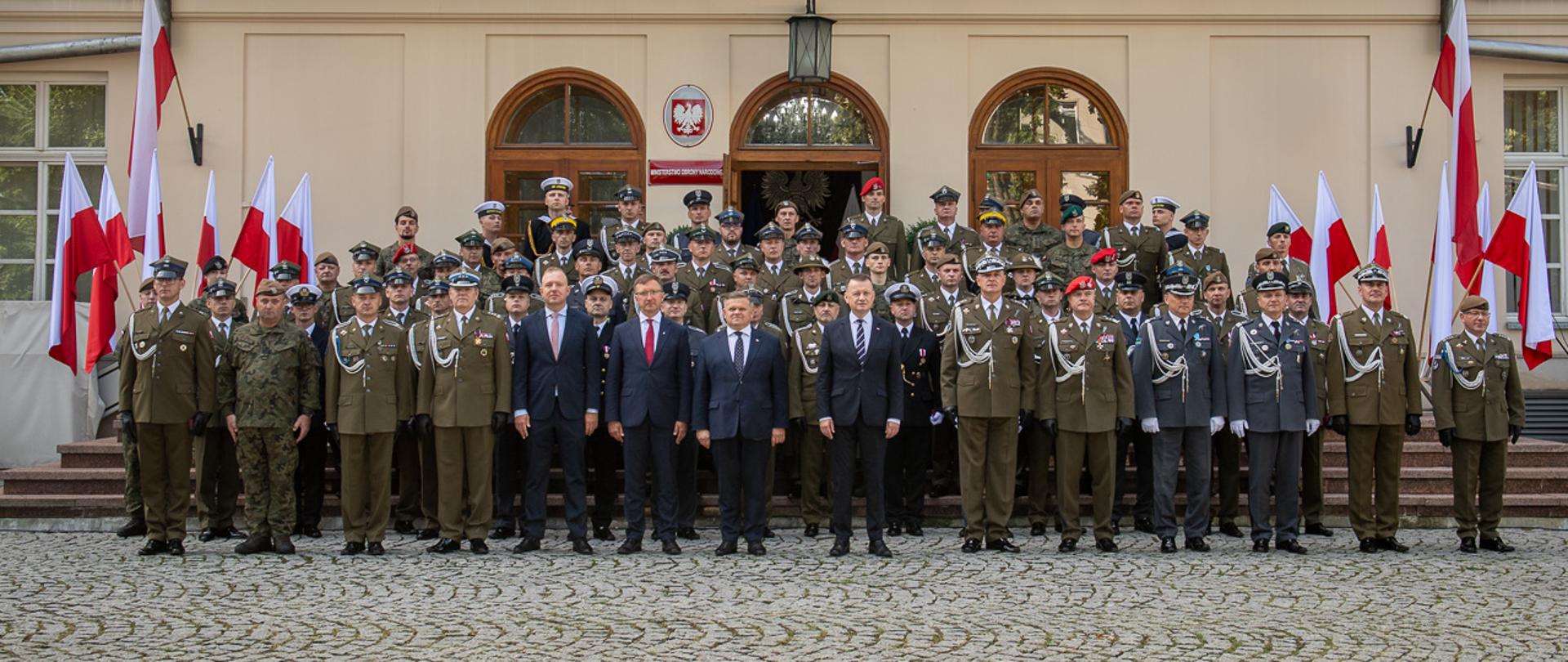 family photo = 12 sierpnia szef MON wręczył medale żołnierzom Wojska Polskiego za nienaganną służbę. Minister wyróżnił także nagrodami finansowymi tych żołnierzy, którzy pomogli ludziom znajdującym się w potrzebie - uratowali ich zdrowie lub życie. 