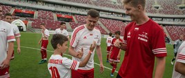 Młodzi piłkarze na murawie PGE Narodowego