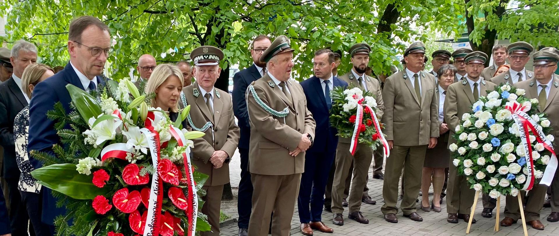 Wiceminister Edward Siarka wziął udział w odsłonięciu pamiątkowej tablicy śp. Jana Szyszko w gmachu RDLP w Białymstoku